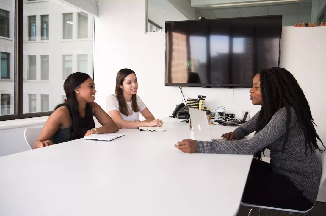 3 femmes travaillant autour d'une table