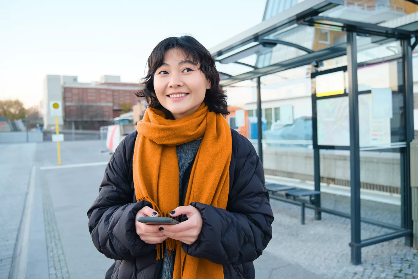 une femme attendant les transports