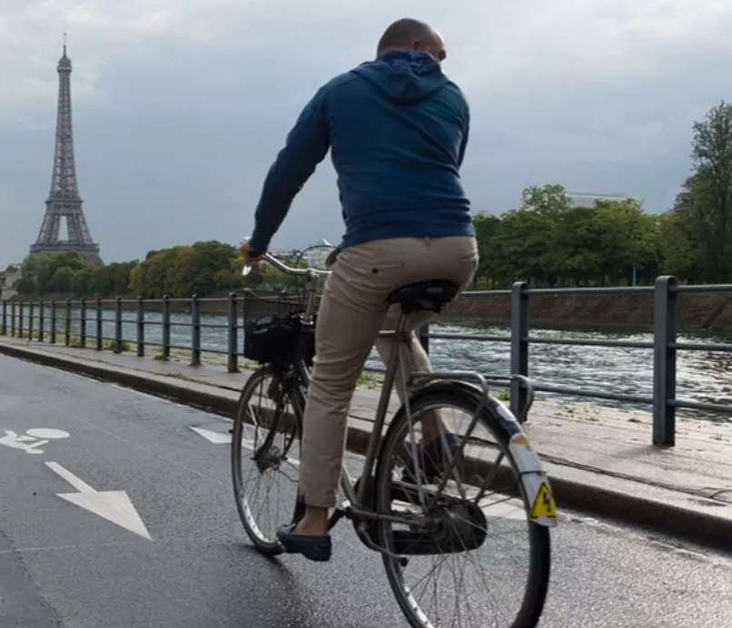 homme sur un vélo