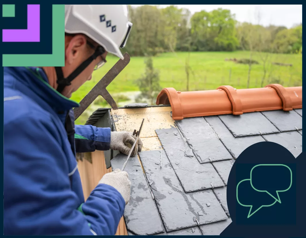 collaborateurs faisant des travaux sur un toit