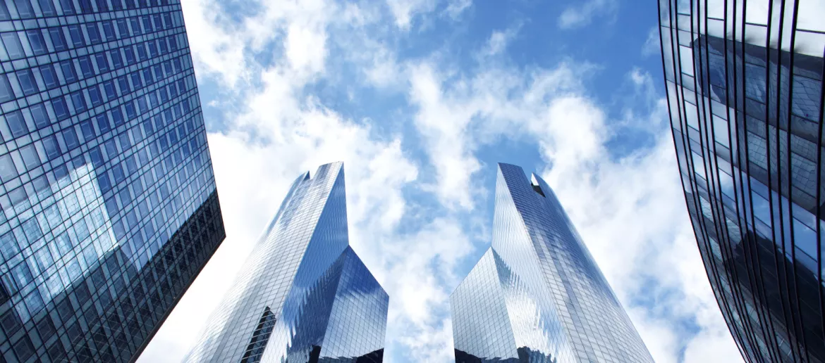 buildings en verre et ciel