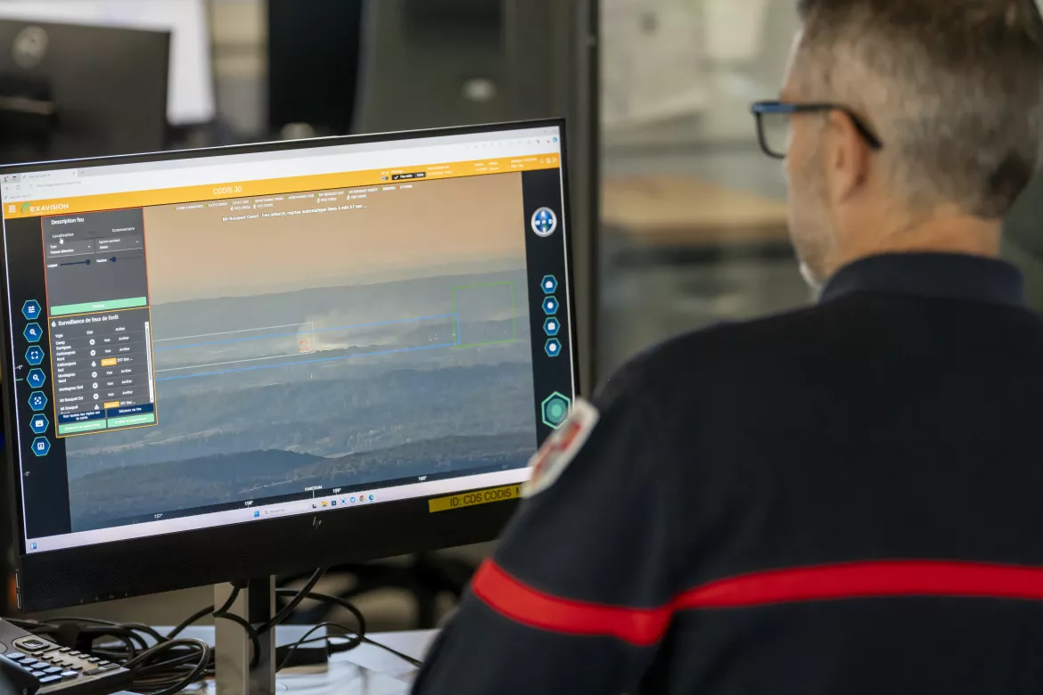 collaborateurs equans travaillant sur son ordinateur