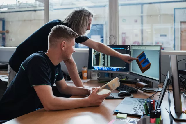 collaborateurs ineo defense travaillant sur l'ordinateur