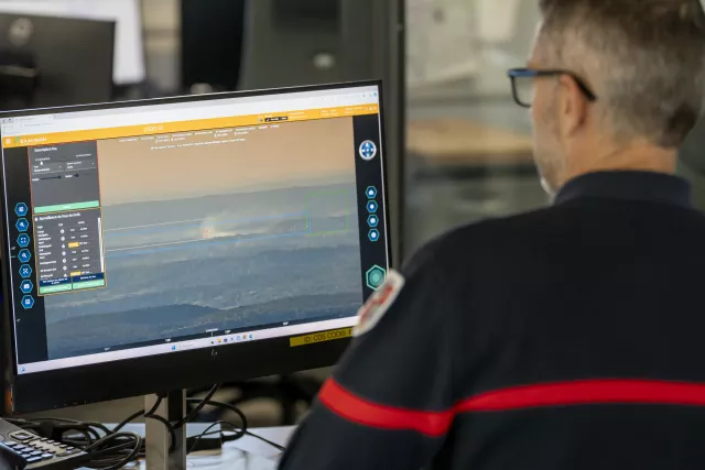 collaborateurs equans travaillant sur son ordinateur