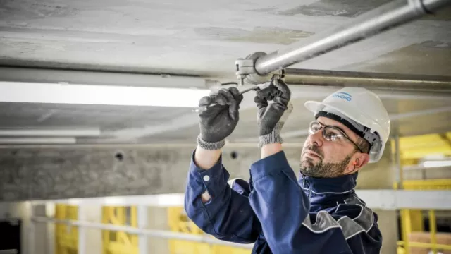 ouvrier installant un sprinkler