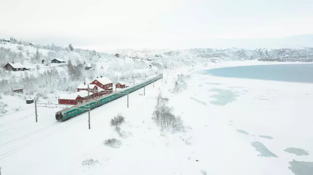 ligne Bergen - train dans paysage enneigé