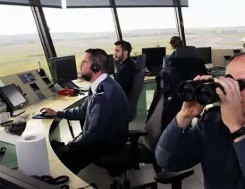 Intérieur d'une tour de contrôle aérienne