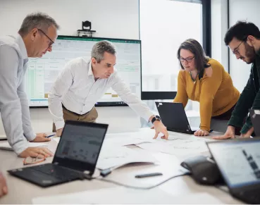 collaborateurs equans faisant une réunion