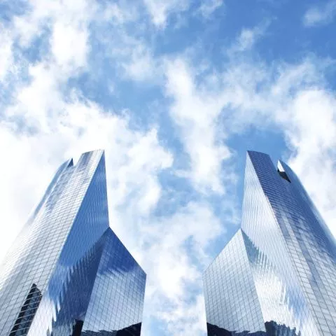 buildings en verre et ciel