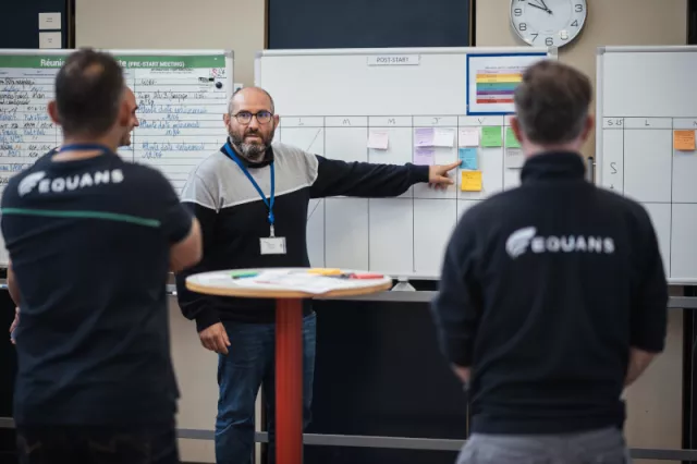 collaborateurs equans faisant une réunion