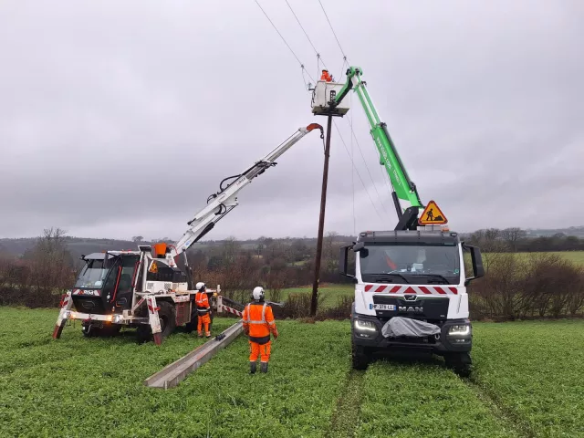 2 collaborateurs equans sur un chantier avec des camions et des grues