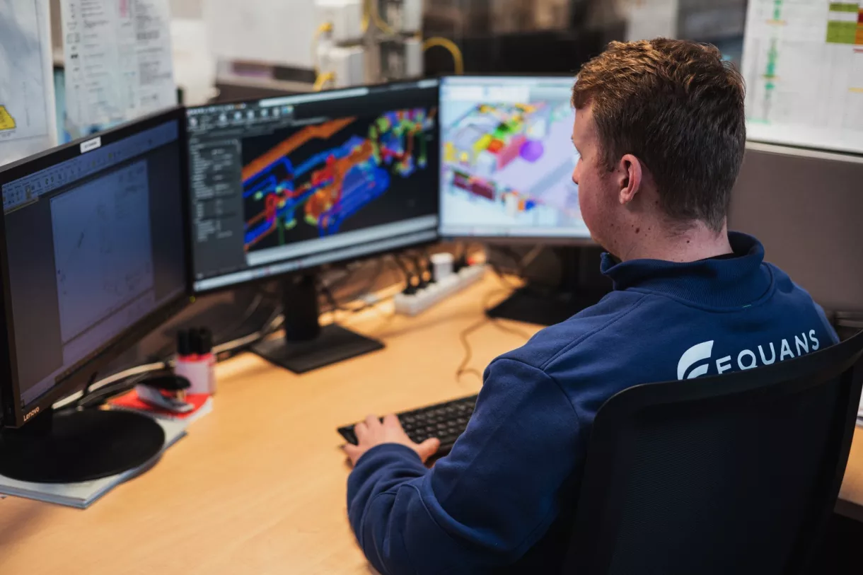 collaborateurs equans travaillant sur son ordinateur