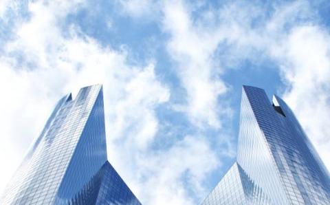 buildings en verre et ciel